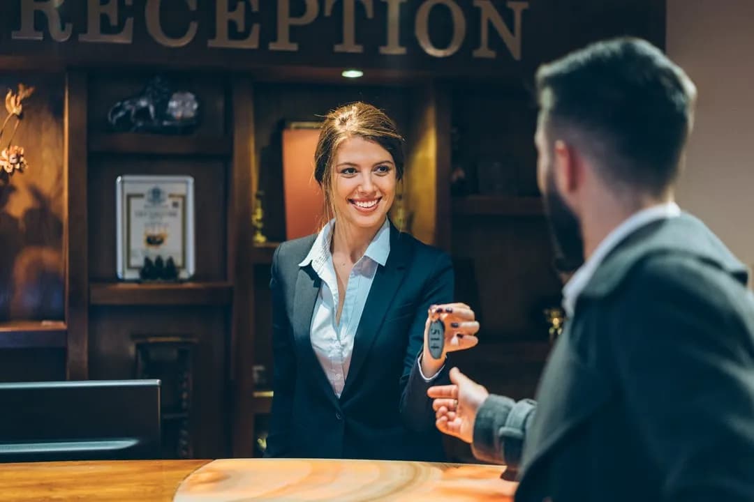 Czy wychodząc z hotelu zostawia się klucz? Sprawdź zasady!